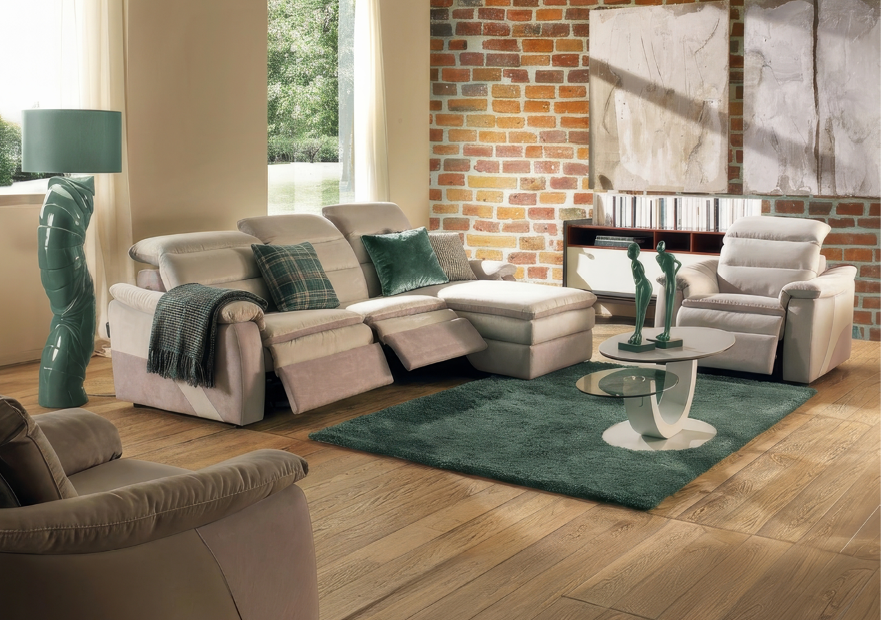 Salon moderne avec un canap beige inclinable, un fauteuil assorti, une table basse en verre, un tapis vert, une lampe originale verte et un mur en briques apparentes d cor  de deux grandes toiles blanches.  Description g n r e par IA