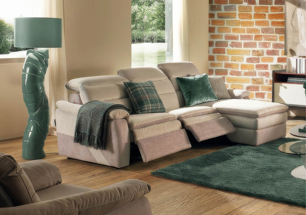 Un salon lumineux avec un canap beige, des coussins verts, une lampe verte sculpt e et un mur en briques apparentes.  Description g n r e par IA