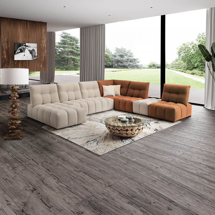 Un salon moderne avec un canap modulable beige et marron, une table basse ronde en verre et bois, un lampadaire en bois sculpt , un tapis clair et une grande baie vitr e donnant sur un jardin verdoyant.  Description g n r e par IA
