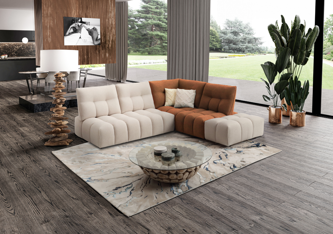 Un salon moderne avec un canap d'angle bicolore beige et marron, une table basse ronde en verre, un tapis clair, une lampe originale en bois et plusieurs plantes pr s d'une grande baie vitr e donnant sur un jardin.  Description g n r e par IA