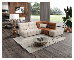 Un salon moderne avec un canap d'angle bicolore beige et marron, une table basse ronde en verre avec des  l ments en bois, un tapis clair, une lampe sur pied en bois sculpt  et une grande baie vitr e donnant sur un jardin verdoyant.  Description g n r e par IA