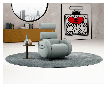 Fauteuil moderne gris clair avec appuie-t te pos sur un tapis rond gris devant une table basse avec des vases, un meuble en bois et une grande  uvre d'art murale repr sentant un flacon de parfum stylis  avec un c ur rouge.  Description g n r e par IA