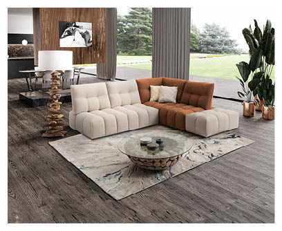 Un salon moderne avec un canap d'angle bicolore beige et marron, une lampe sur pied en bois, une table basse en verre sur un tapis clair, et une grande plante verte pr s d'une baie vitr e donnant sur un jardin.  Description g n r e par IA