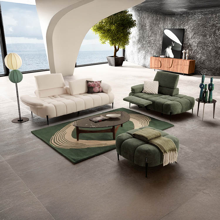 Un salon moderne avec un canap beige, un fauteuil vert, une table basse ovale, un tapis vert et une grande fen tre donnant sur une vue sur l'eau.  Description g n r e par IA
