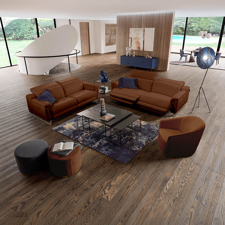 Un salon moderne avec deux canap s en cuir marron, un fauteuil assorti, une table basse sur un tapis, une lampe sur pied design et une grande baie vitr e donnant sur un jardin avec piscine. Description g n r e par IA
