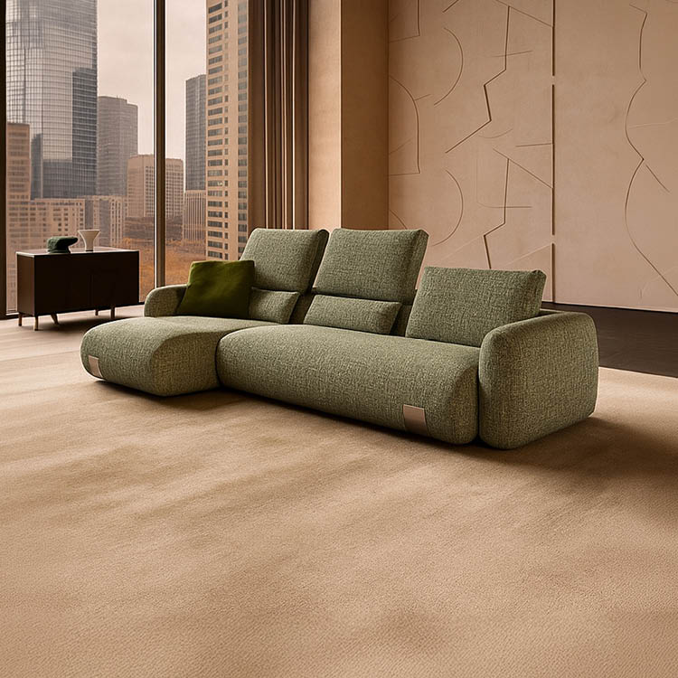 Un canap vert moderne avec un coussin assorti est plac  dans un salon lumineux avec une grande fen tre donnant sur des immeubles.  Description g n r e par IA