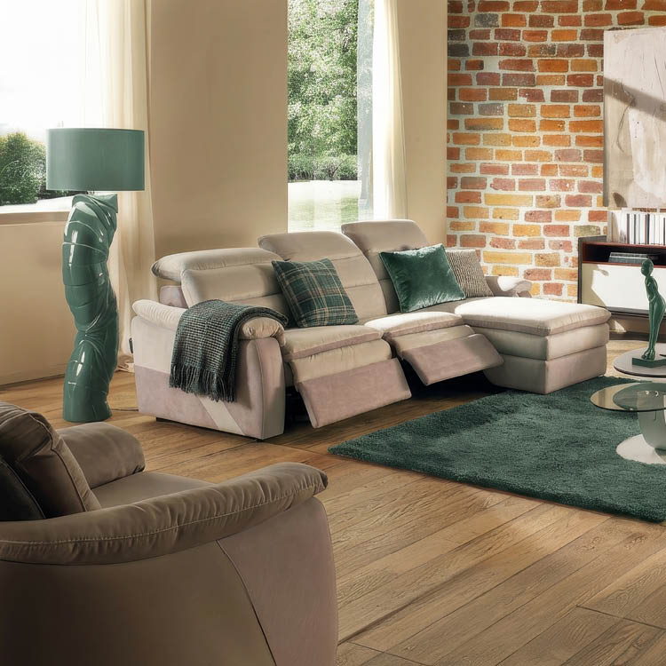 Un salon moderne avec un canap beige inclinable, un tapis vert, une lampe au design original et un mur en briques apparentes.  Description g n r e par IA