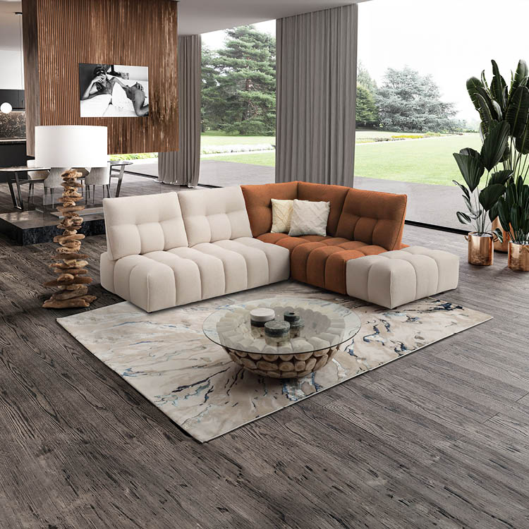 Un salon moderne avec un canap d'angle bicolore beige et marron, une table basse en verre ronde, un tapis clair, une lampe originale en bois, des plantes vertes et une grande baie vitr e donnant sur un jardin.  Description g n r e par IA