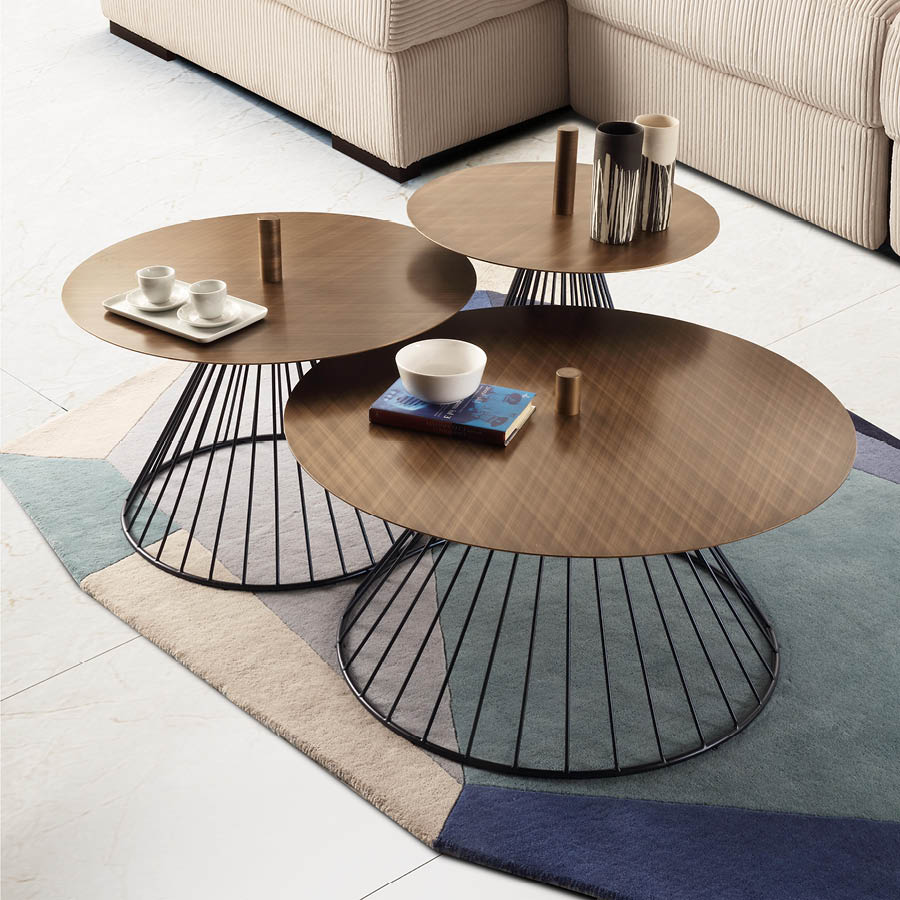 Trois tables basses rondes avec plateaux en bois et pieds en m tal noir sont dispos es sur un tapis color devant un canap  beige.  Description g n r e par IA